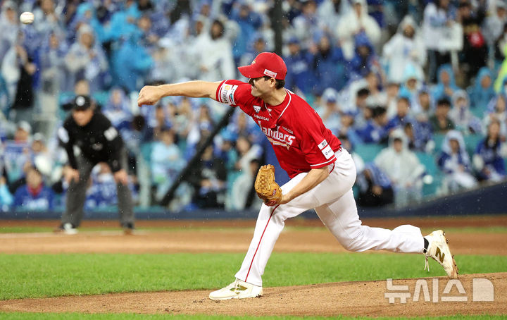 [대구=뉴시스] 이무열 기자 = 13일 대구 수성구 삼성라이온즈파크에서 열린 2025 신한 SOL 뱅크 KBO 포스트시즌 준플레이오프 3차전 SSG 랜더스와 삼성 라이온즈의 경기, 1회말 SSG 선발투수 앤더슨이 공을 던지고 있다. 2025.10.13. lmy@newsis.com