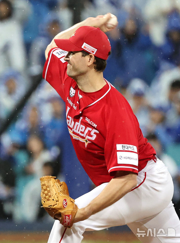 [대구=뉴시스] 이무열 기자 = 13일 대구 수성구 삼성라이온즈파크에서 열린 2025 신한 SOL 뱅크 KBO 포스트시즌 준플레이오프 3차전 SSG 랜더스와 삼성 라이온즈의 경기, 1회말 SSG 선발투수 앤더슨이 공을 던지고 있다. 2025.10.13. lmy@newsis.com