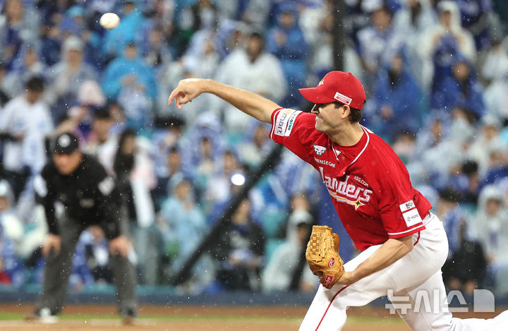 [대구=뉴시스] 이무열 기자 = 13일 대구 수성구 삼성라이온즈파크에서 열린 2025 신한 SOL 뱅크 KBO 포스트시즌 준플레이오프 3차전 SSG 랜더스와 삼성 라이온즈의 경기, 1회말 SSG 선발투수 앤더슨이 공을 던지고 있다. 2025.10.13. lmy@newsis.com