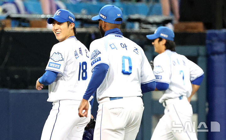 [대구=뉴시스] 이무열 기자 = 13일 대구 수성구 삼성라이온즈파크에서 열린 2025 신한 SOL 뱅크 KBO 포스트시즌 준플레이오프 3차전 SSG 랜더스와 삼성 라이온즈의 경기, 2회초 1사 주자 1루 상황에서 삼성 선발투수 원태인이 SSG 안상현을 병살로 처리한 후 미소짓고 있다. 2025.10.13. lmy@newsis.com