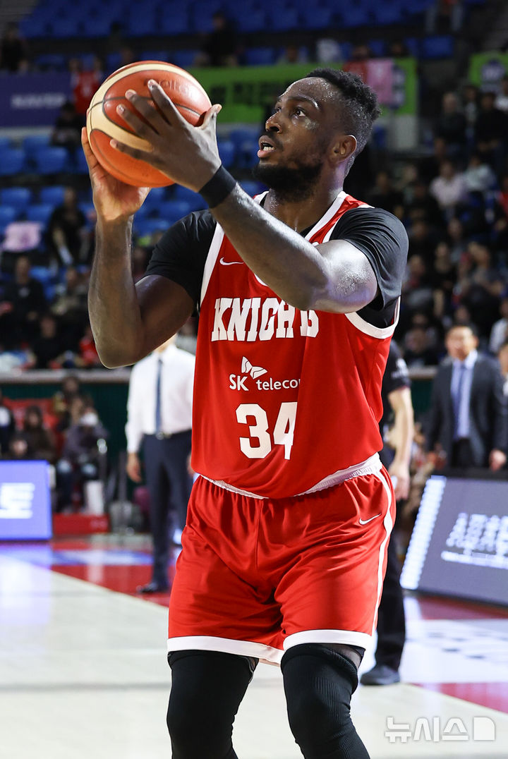 [서울=뉴시스] 최진석 기자 = 13일 서울 송파구 잠실학생체육관에서 열린 2025-2026 KBL 프로농구 서울 SK 나이츠와 부산 KCC 이지스의 경기. SK 자밀 워니가 슛을 쏘고 있다. 2025.10.13. myjs@newsis.com