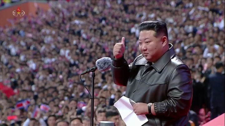 [서울=뉴시스] 김정은 북한 국무위원장이 지난달 12일 노동당 창건 80주년 경축행사에서 엄지를 지켜세우고 있다. (사진=조선중앙TV 캡처) 2025.11.23. *재판매 및 DB 금지