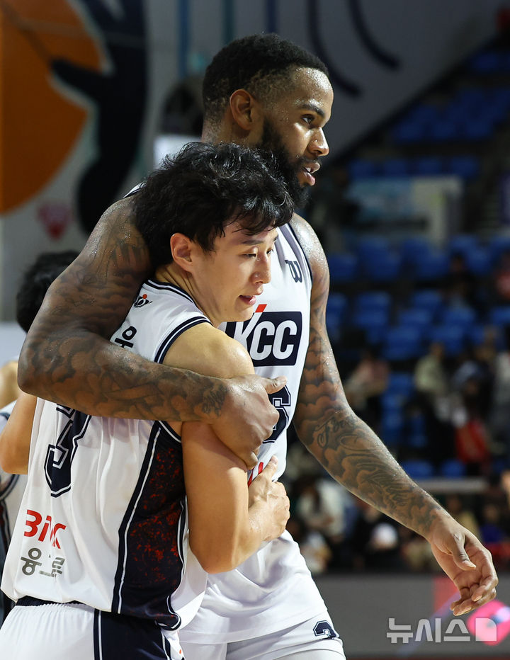 [서울=뉴시스] 최진석 기자 = 13일 서울 송파구 잠실학생체육관에서 열린 2025-2026 KBL 프로농구 서울 SK 나이츠와 부산 KCC 이지스의 경기에서 75대67로 승리를 거둔 KCC 허웅과 숀 롱이 기뻐하고 있다. 2025.10.13. myjs@newsis.com
