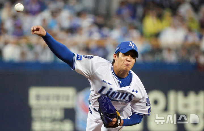 [대구=뉴시스] 이무열 기자 = 13일 대구 수성구 삼성라이온즈파크에서 열린 2025 신한 SOL 뱅크 KBO 포스트시즌 준플레이오프 3차전 SSG 랜더스와 삼성 라이온즈의 경기, 7회초 삼성 선발투수 원태인이 역투하고 있다. 2025.10.13. lmy@newsis.com