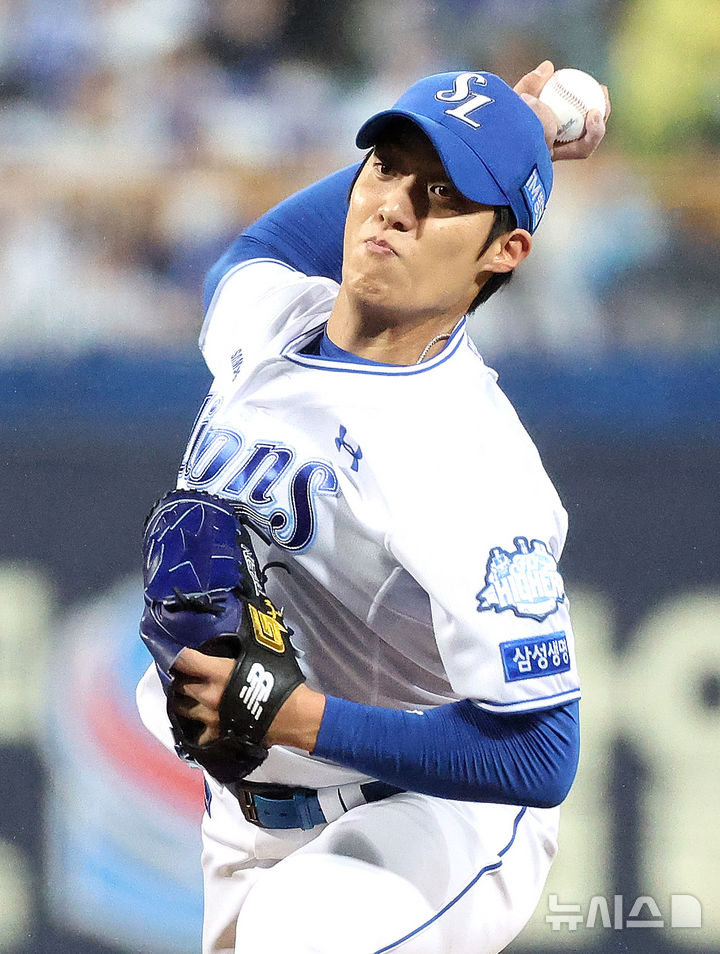 [대구=뉴시스] 이무열 기자 = 13일 대구 수성구 삼성라이온즈파크에서 열린 2025 신한 SOL 뱅크 KBO 포스트시즌 준플레이오프 3차전 SSG 랜더스와 삼성 라이온즈의 경기, 7회초 삼성 선발투수 원태인이 역투하고 있다. 2025.10.13. lmy@newsis.com