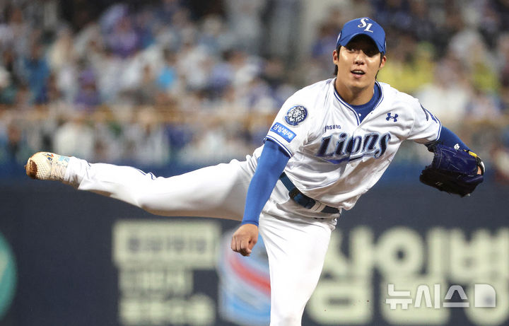 [대구=뉴시스] 이무열 기자 = 13일 대구 수성구 삼성라이온즈파크에서 열린 2025 신한 SOL 뱅크 KBO 포스트시즌 준플레이오프 3차전 SSG 랜더스와 삼성 라이온즈의 경기, 7회초 삼성 선발투수 원태인이 역투하고 있다. 2025.10.13. lmy@newsis.com