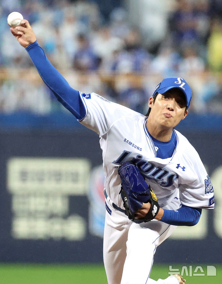 [대구=뉴시스] 이무열 기자 = 13일 대구 수성구 삼성라이온즈파크에서 열린 2025 신한 SOL 뱅크 KBO 포스트시즌 준플레이오프 3차전 SSG 랜더스와 삼성 라이온즈의 경기, 7회초 삼성 선발투수 원태인이 역투하고 있다. 2025.10.13. lmy@newsis.com