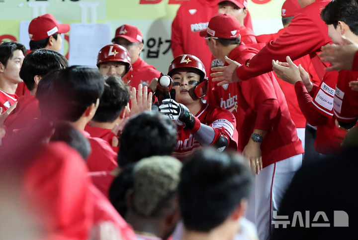 [대구=뉴시스] 이무열 기자 = 13일 대구 수성구 삼성라이온즈파크에서 열린 2025 신한 SOL 뱅크 KBO 포스트시즌 준플레이오프 3차전 SSG 랜더스와 삼성 라이온즈의 경기, 9회초 무사 주자 1루 상황에서 SSG 고명준이 투런 홈런을 친 뒤 더그아웃에 들어서며 동료들과 기뻐하고 있다. 2025.10.13. lmy@newsis.com