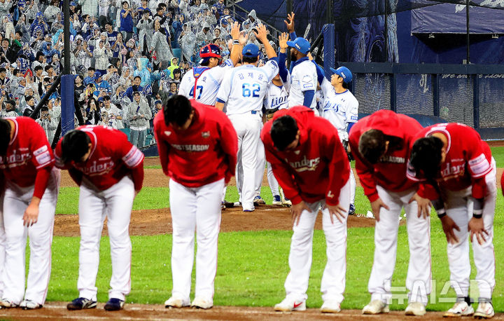 [대구=뉴시스] 이무열 기자 = 13일 대구 수성구 삼성라이온즈파크에서 열린 2025 신한 SOL 뱅크 KBO 포스트시즌 준플레이오프 3차전 SSG 랜더스와 삼성 라이온즈의 경기, 5-3으로 승리한 삼성 선수들이 기뻐하고 있다. 2025.10.13. lmy@newsis.com