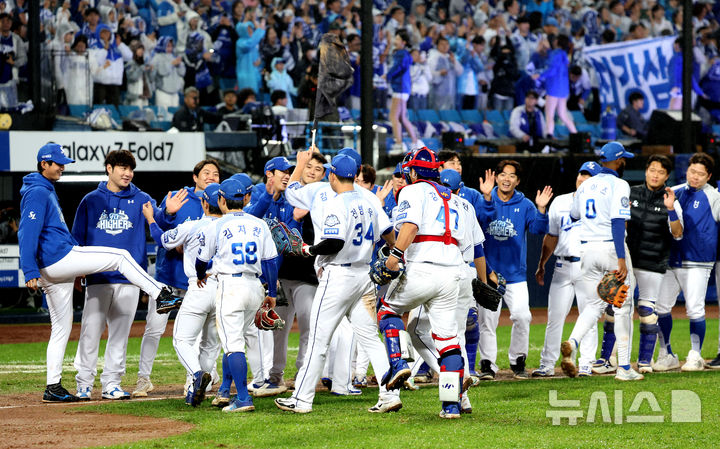 [대구=뉴시스] 이무열 기자 = 13일 대구 수성구 삼성라이온즈파크에서 열린 2025 신한 SOL 뱅크 KBO 포스트시즌 준플레이오프 3차전 SSG 랜더스와 삼성 라이온즈의 경기, 5-3으로 승리한 삼성 선수들이 기뻐하고 있다. 2025.10.13. lmy@newsis.com