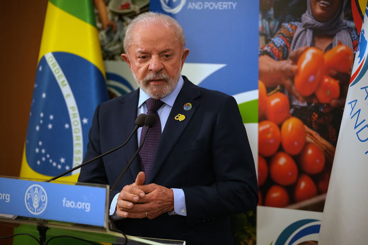 [로마=AP/뉴시스] 유엔의 세계식량농업기구(FAO) 80주년을 기념해 로마 본부에서 열린 세계식량포럼(WFF) 행사에서 브라질의 루이스 이나시우 룰라 다 시우바 대통령이 10월 13일 기자회견을 하고 있다.  그는 트럼프 정부의 50% 관세 부과에 대해 끝까지 협상을 계속할 것이라고 11월 4일 밝혔다.   2025.11.05.