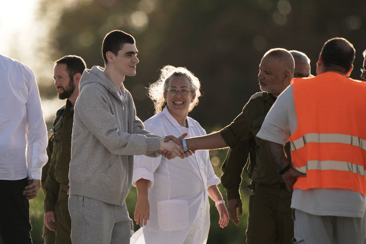 [라마트간=AP/뉴시스] 13일(현지 시간) 가자지구에서 석방된 이스라엘 인질 막심 헤르킨(왼쪽)이 이스라엘 라마트간의 셰바 의료센터에 도착해 헬기에서 내리고 있다. 이스라엘과 하마스의 휴전 합의 1단계에 따라 가자지구에 억류됐던 이스라엘 최종 인질 20명이 납치 737일 만에 모두 석방돼 돌아왔다. 2025.10.14.