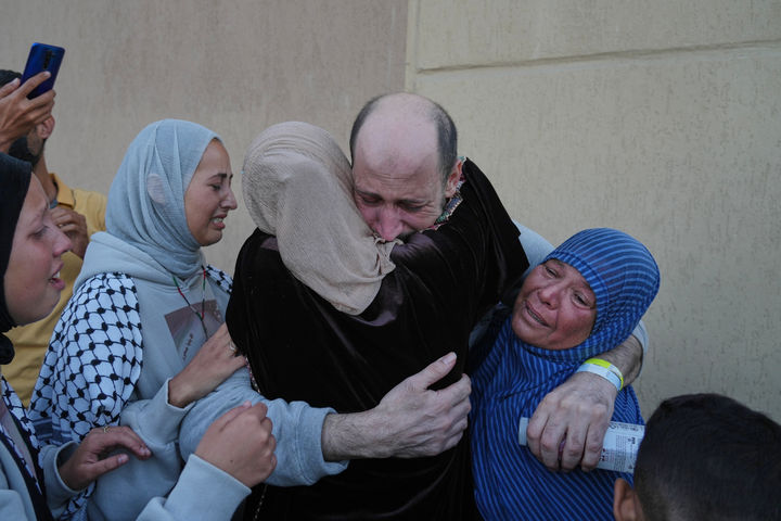 [칸유니스=AP/뉴시스] 이스라엘에서 풀려난 팔레스타인 수감자가 13일(현지 시간) 가자지구 남부 칸유니스에 도착해 가족과 재회하고 있다. 이스라엘과 하마스의 휴전 합의 1단계에 따라 이스라엘에 수감 중이던 팔레스타인 수감자 1968명이 모두 풀려났다. 2025.10.14.