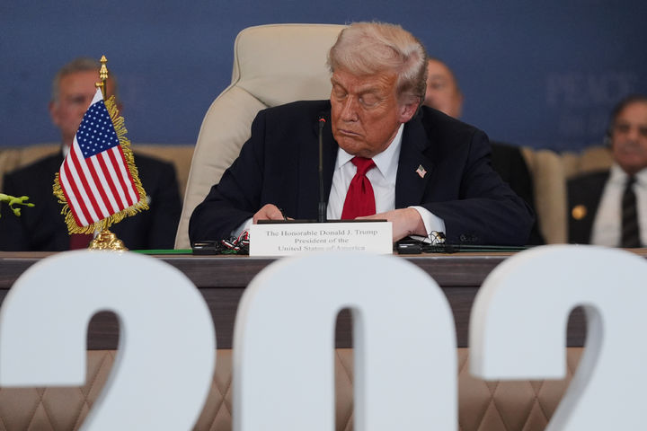 [샤름엘셰이크=AP/뉴시스] 도널드 트럼프 미국 대통령이 13일(현지 시간) 이집트 샤름엘셰이크에서 열린 가자 평화 정상회의에서 '가자 평화선언'에 서명한 후 이를 들어 보이고 있다. 트럼프 대통령은 이날 압델 파타 엘시시 이집트 대통령, 셰이크 타밈 빈 하마드 알사니 카타르 국왕, 레제프 타이이프 에르도안 튀르키예 대통령 등 휴전 중재국 정상과 함께 평화 선언에 서명했으며 휴전 협정 당사자인 이스라엘과 하마스는 이 자리에 불참했다. 2025.10.14.