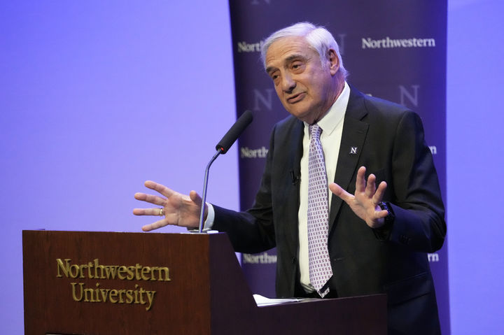 [에반스턴=AP/뉴시스]3일(현지 시간)올해 노벨경제학상을 공동수상한 조엘 모키르 미국 노스웨스턴대 교수가 수상 발표 이후 미국 일리노이주 에반스턴의 노스웨스턴대 캠퍼스에서 기자회견을 열고 발언하고 있다. 2025.10.14.