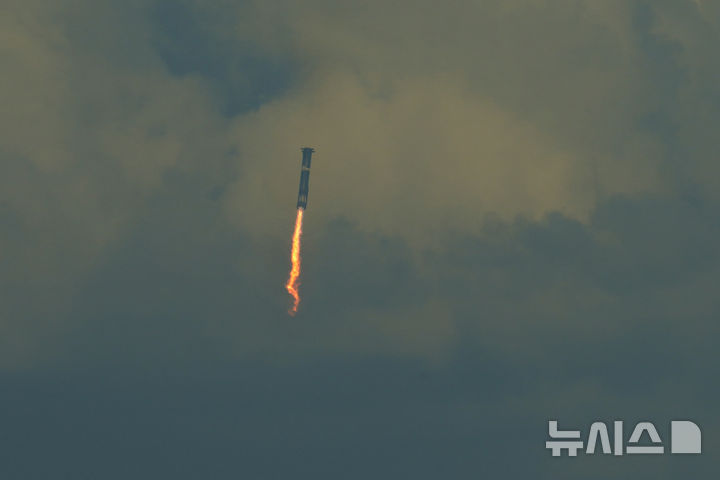 [보카치카=AP/뉴시스] 스페이스X의 대형 우주선(메가 로켓) 스타십이 13일(현지 시간) 미 텍사스주 보카치카 해변의 스타베이스 기지에서 11번째 시험 발사되고 있다. 2025.10.14.