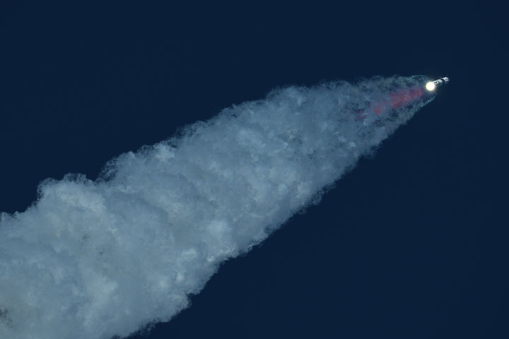 [보카치카=AP/뉴시스] 스페이스X의 대형 우주선(메가 로켓) 스타십이 지난 13일(현지 시간) 미 텍사스주 보카치카 해변의 스타베이스 기지에서 11번째 시험 발사되고 있다. 2025.10.14.