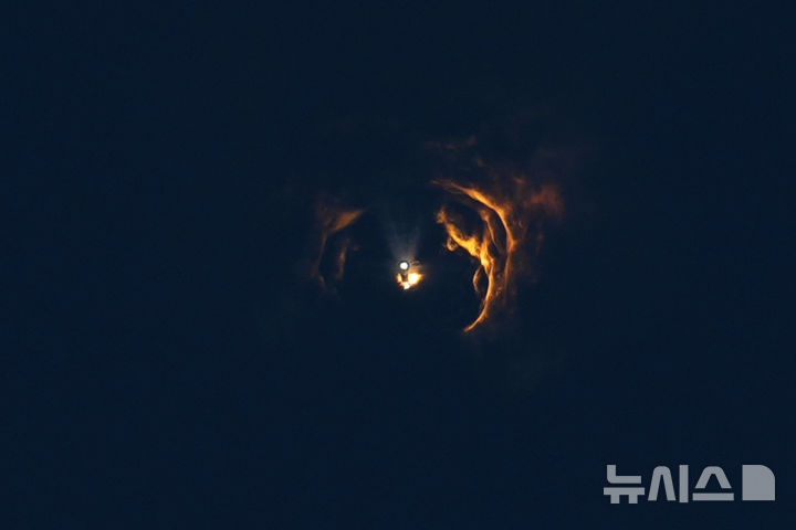 [보카치카=AP/뉴시스] 스페이스X의 대형 우주선(메가 로켓) 스타십이 13일(현지 시간) 미 텍사스주 보카치카 해변의 스타베이스 기지에서 11번째 시험 발사되고 있다. 2025.10.14.