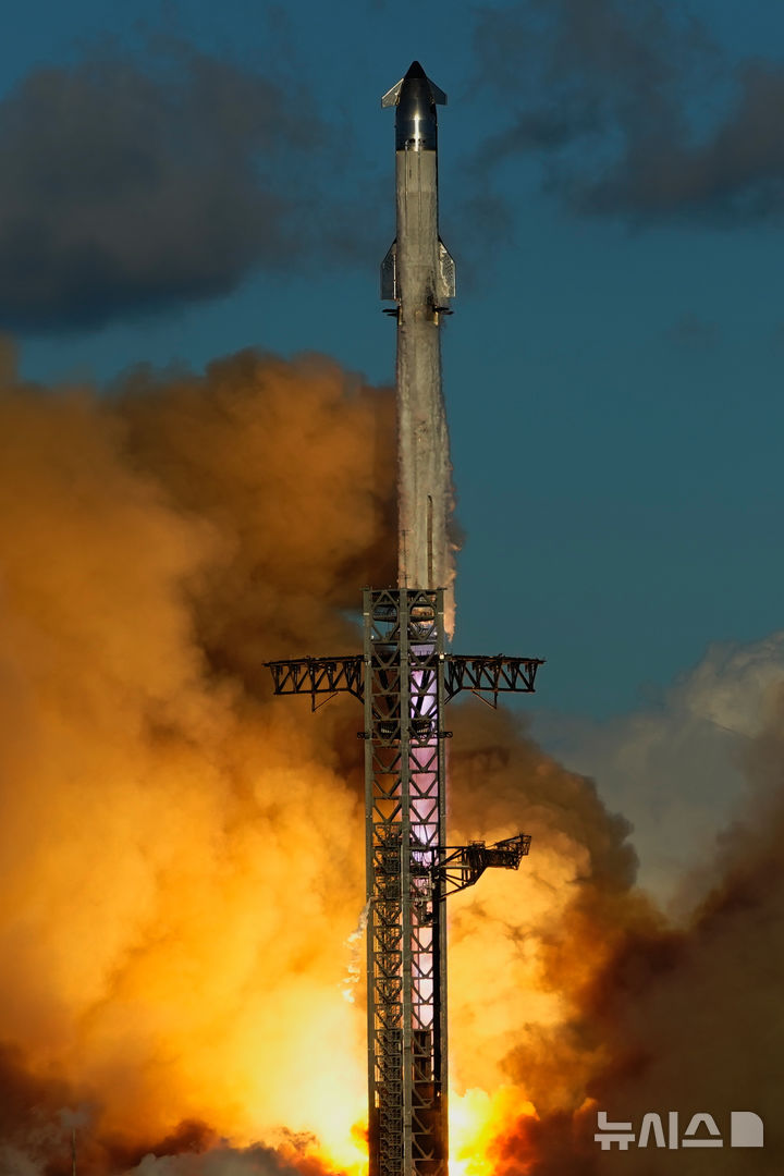 [보카치카=AP/뉴시스] 스페이스X의 대형 우주선(메가 로켓) 스타십이 13일(현지 시간) 미 텍사스주 보카치카 해변의 스타베이스 기지에서 11번째 시험 발사되고 있다. 2025.10.14.