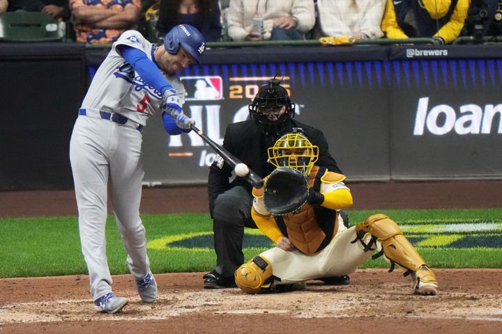 [밀워키=AP/뉴시스]메이저리그(MLB) LA 다저스의 프레디 프리먼이 14일(한국 시간) 미국 위스콘신주 밀워키의 아메리칸 패밀리 필드에서 열린 2025 MLB 포스트시즌 내셔널리그 챔피언십시리즈(NLCS·5전3선승제) 1차전 밀워키 브루어스와의 원정 경기에 4번 타자 1루수로 선발 출전해 6회 침묵을 깨는 솔로 홈런을 때려내고 있다. 2025.10.14.