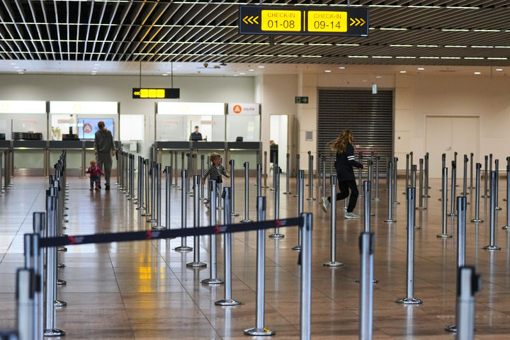 [브뤼셀=AP/뉴시스] 14일(현지 시간) 총파업으로 항공편이 취소된 벨기에 자벤템 브뤼셀 국제공항이 거의 텅텅 비어 있다. 2025.10.15.