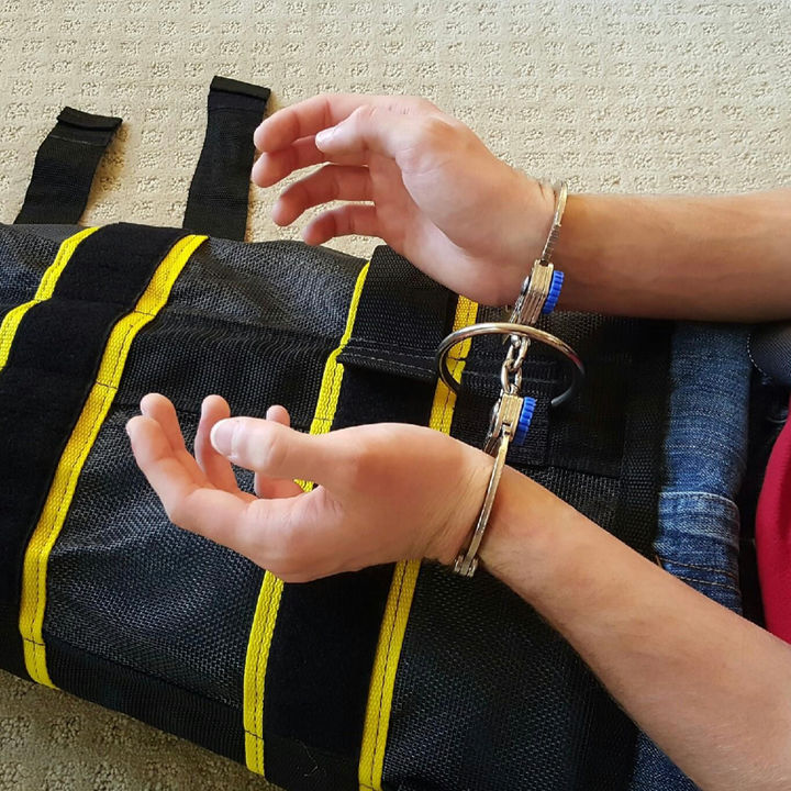 [워싱턴=AP/뉴시스]지난달 전신구속장비 제조업체 세이프 리스트레인츠가 제공한 사진으로, 이민세관단속국(ICE)을 위해 특별 제작된 전신 구속장비 '랩'(WRAP)의 모습. 2025.10.15.