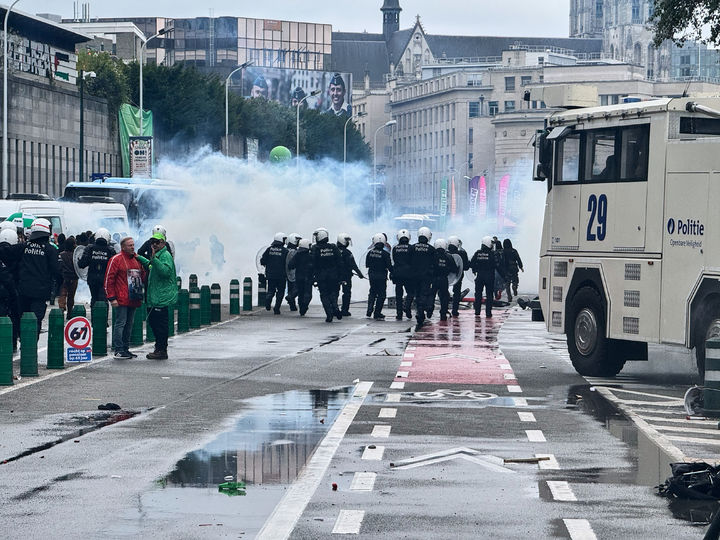 [브뤼셀=AP/뉴시스] 14일(현지 시간) 벨기에 브뤼셀에서 10여년 만에 최대 규모 총파업이 벌어져 경찰이 물대포와 최루탄으로 시위를 진압하고 있다. 2025.10.15. 