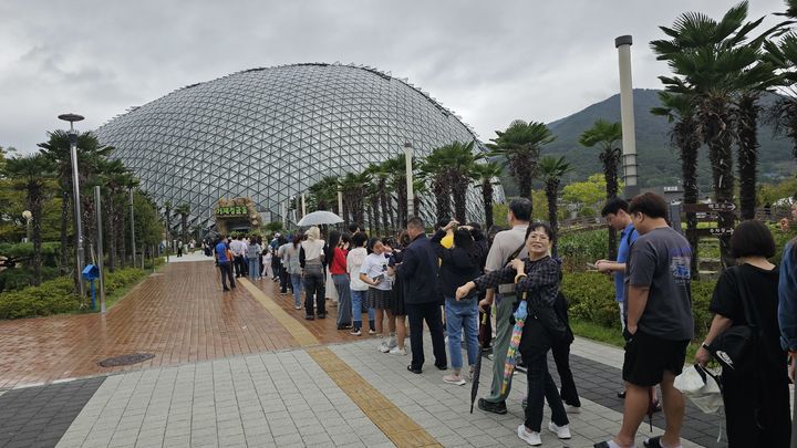 [거제=뉴시스] 신정철 기자= 거제시는 거제 대표 관광지인 거제식물원이 2025년 추석연휴(10월 3일~9일, 6일간) 동안 총 3만3360명의 방문객이 다녀가며 개원 이래 명절 연휴 중 최대 관람객 수를 기록했다고 13일 밝혔다.사진은 추석연휴 기간 동안 거제식물원을 방문한 관람객 모습,(사진=거제시 제공).2025.10.13. photo@newsis.com *재판매 및 DB 금지