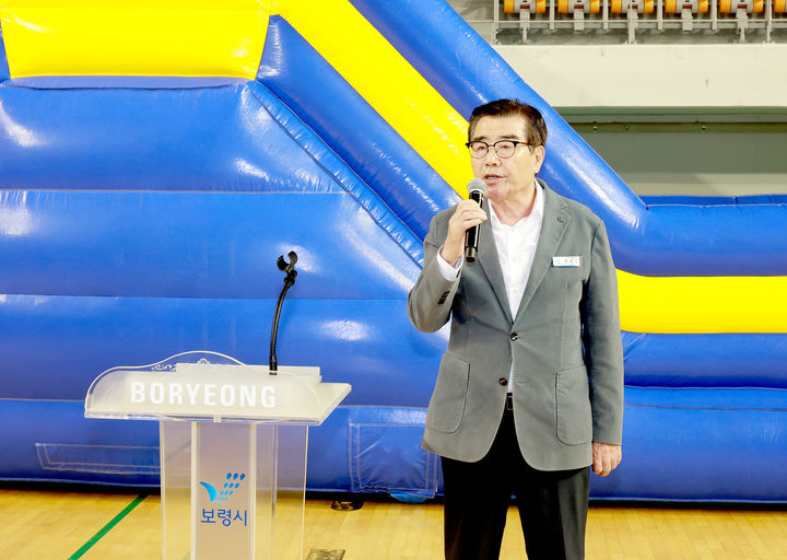 [보령=뉴시스] '어린이집 한마음 큰잔치' 행사장에 참석, 인사말하는 김동일 보령시장. (사진=보령시청 제공) 2025.10.14. photo@newsis.com *재판매 및 DB 금지