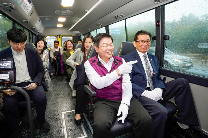 [서울=뉴시스] 자율주행 마을버스 탑승한 이필형 동대문구청장. 2025.10.14. (사진=동대문구 제공) *재판매 및 DB 금지