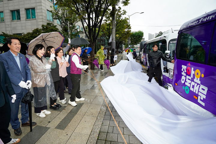 [서울=뉴시스] 자율주행 마을버스 제막식. 2025.10.14. (사진=동대문구 제공) *재판매 및 DB 금지