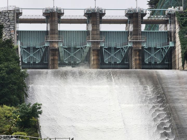 [강릉=뉴시스] 강릉 왕산면 일대에 많은 비가 내리자 농어촌공사가 수위 조절을 오봉저수지의 수문을 개방하고 방류하고 있다.2025.10.14.grsoon815@newsis.com *재판매 및 DB 금지