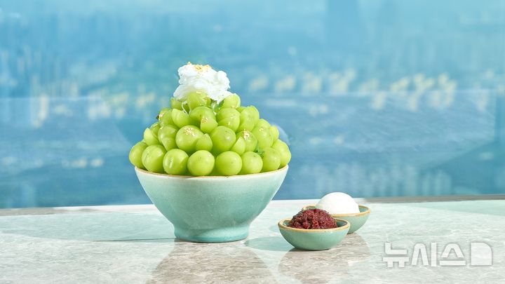 [서울=뉴시스] 시그니엘 서울의 '테이스트 오브 어텀' 패키지에 포함된 샤인머스캣 빙수. photo@newsis.com