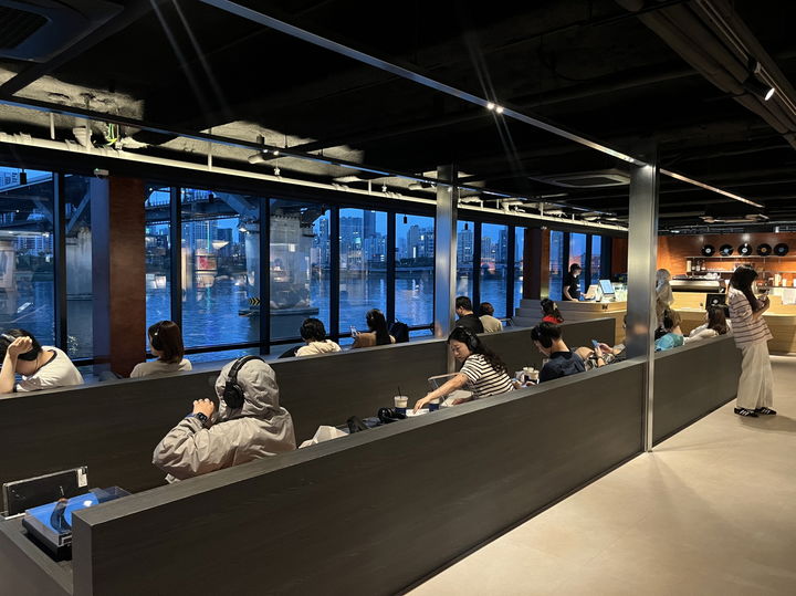 [서울=뉴시스] 한강버스 뚝섬선착장 바이닐. 2025.10.14. (사진=서울시 제공) *재판매 및 DB 금지