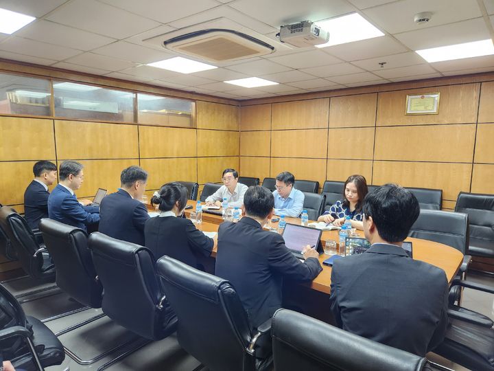 [세종=뉴시스]한전은 지난달 30일 베트남 하노이에서 PVN과 베트남 원전분야 인력양성 협력을 위한 공동워킹그룹(JWG) 워크숍을 개최했다. 한전은 베트남 산업무역부 원전담당 부국장과 면담했다. (사진=한국전력 제공) *재판매 및 DB 금지