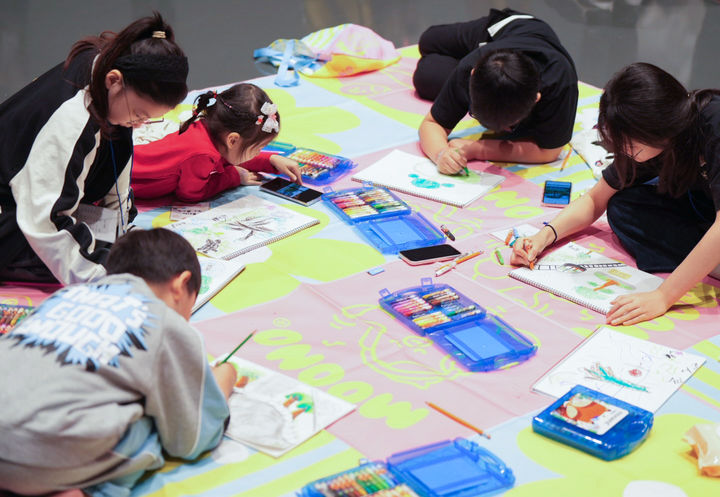 [서울=뉴시스] LG유플러스는 소아암 환아와 가족 86명에게 휴식과 추억을 선물하기 위해 지난 13일 경기 광주시 화담숲에서 사생대회를 열었다. 사진은 사생대회에 참여한 소아암 환아들이 그림을 그리는 모습. (사진=LG유플러스 제공) 2025.10.14. photo@newsis.com *재판매 및 DB 금지