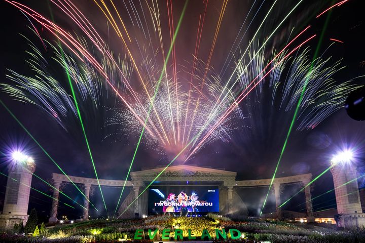[서울=뉴시스] 에버랜드, '케이팝 데몬 헌터스 싱어롱 불꽃쇼' 모습.(사진=에버랜드 제공) *재판매 및 DB 금지