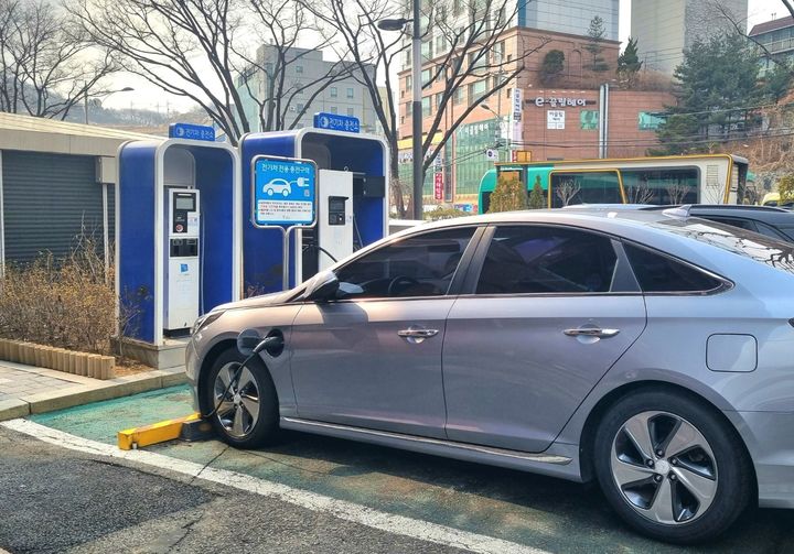 [광명=뉴시스]광명시청 전기차 충전소에서 중인 승용차.(사진=광명시청 제공)2025.10.14.photo@newsis.com *재판매 및 DB 금지