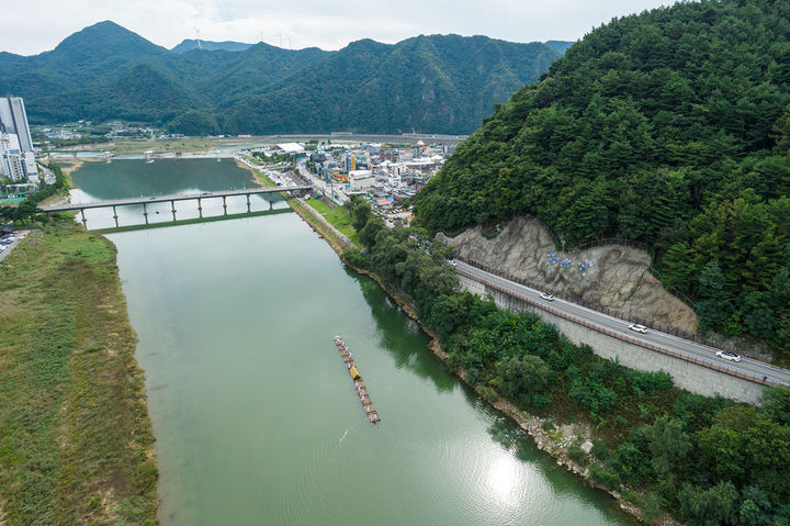 조양강 주변 급경사지 모습.(사진=정선군 제공) *재판매 및 DB 금지