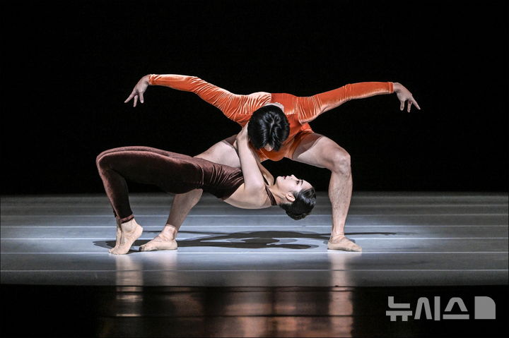 [서울=뉴시스]한스 판 마넨 안무의 '캄머발레'에서 서울시발레단 무용수 이동훈과 김여진이 열연하고 있다. (사진=세종문화회관 제공) 