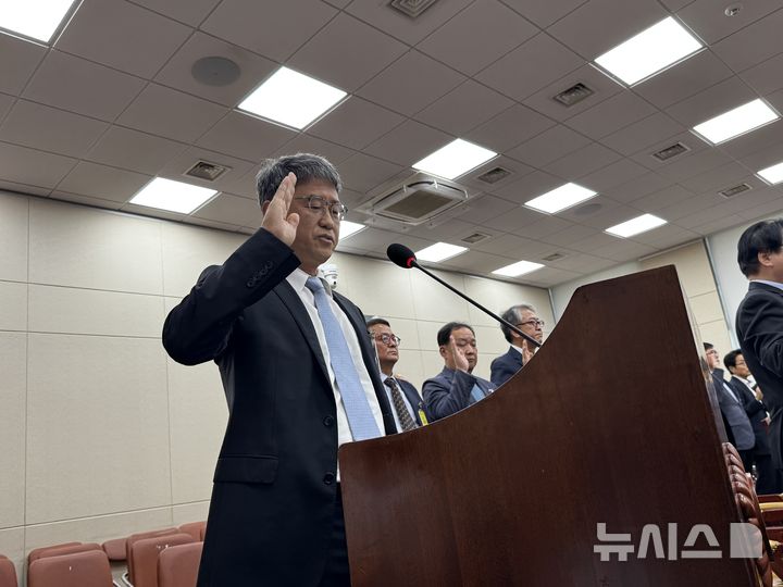 [서울=뉴시스]반상권 방송미디어통신위원회 위원장 직무대리 겸 대변인이 14일 국회에서 진행된 과학기술정보방송통신위원회의 방미통위 및 산하기관 대상 국정감사에서 증인 선서를 대표 낭독하고 있다. (사진=심지혜 기자)