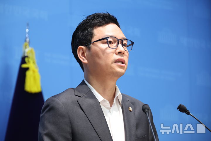 [서울=뉴시스] 조성봉 기자 = 박정훈 국민의힘 의원이 14일 오전 서울 여의도 국회 소통관에서 열린 김현지 제1부속실장 관련 긴급 기자회견에서 발언을 하고 있다.박 의원은 “김 제1부속실장의 경기동부연합과의 연결고리를 확인했고, 이재명과 함께한 특수공무집행방해 전과가 있다“ 고 주장했다.2025.10.14. suncho21@newsis.com
