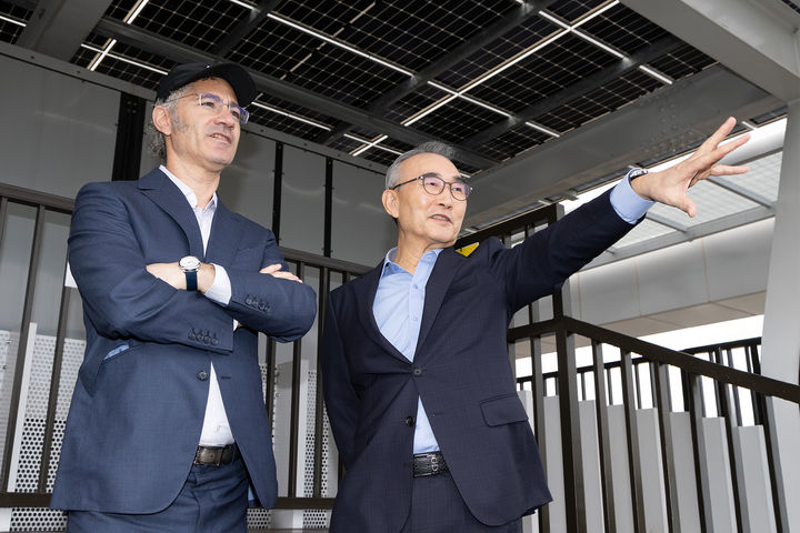 [서울=뉴시스] 김영섭 KT 대표(오른쪽)와 알렉스 카프 팔란티어 최고경영자(CEO)가 한국에서 첫 CEO 회동을 진행하고 기념 사진을 촬영하고 있다. (사진=KT 제공) 2025.10.14. photo@newsis.com *재판매 및 DB 금지