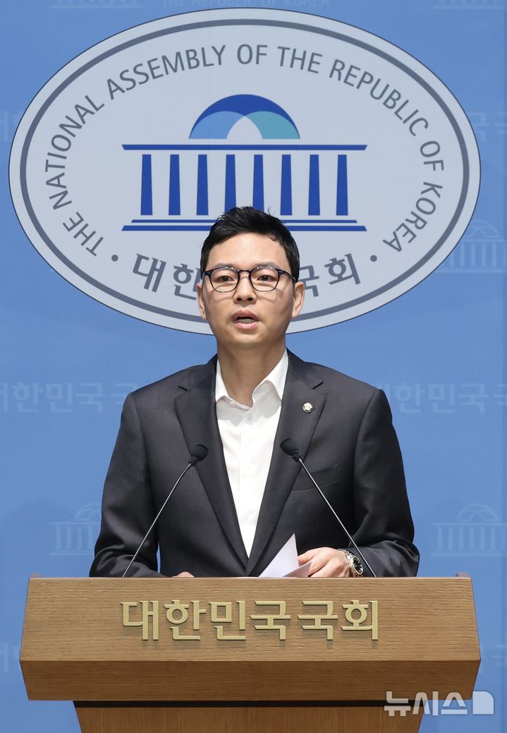 [서울=뉴시스] 조성봉 기자 = 박정훈 국민의힘 의원이 14일 오전 서울 여의도 국회 소통관에서 열린 김현지 제1부속실장 관련 긴급 기자회견에서 발언을 하고 있다.박 의원은 “김 제1부속실장의 경기동부연합과의 연결고리를 확인했고, 이재명과 함께한 특수공무집행방해 전과가 있다“ 고 주장했다.2025.10.14. suncho21@newsis.com