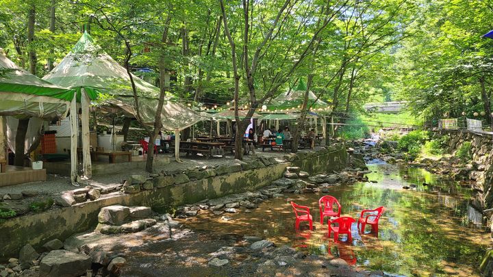 [대구=뉴시스]대구시 달성군 가창면 우록리 우록소하천 일원에 설치된 불법 점용 시설물. 현재는 모두 철거된 상태다(사진=달성군 제공) 2025.10.14 photo@newsis.com *재판매 및 DB 금지