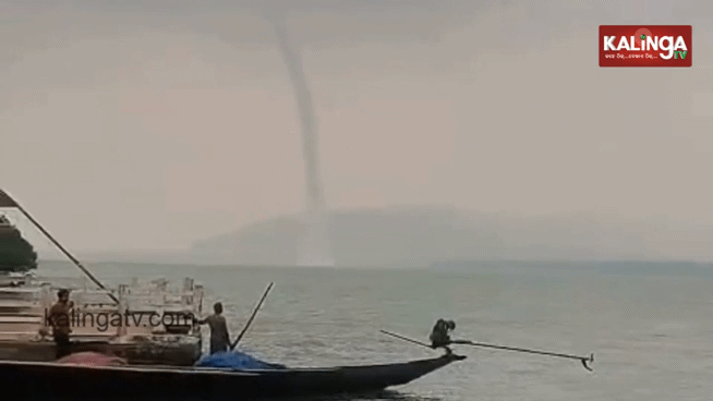 [뉴시스] 인도 오디샤 주 칠리카 호수에서 발생한 수상 토네이도의 모습 (사진=프리프레스 저널) 2025.10.11. *재판매 및 DB 금지