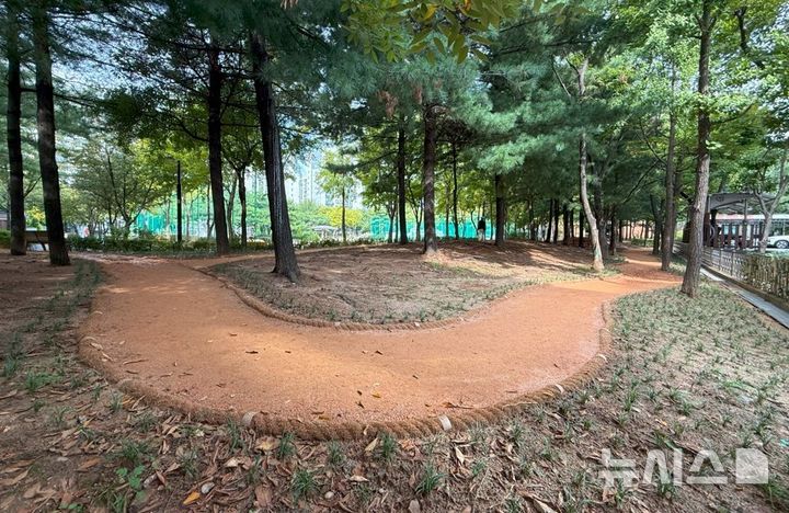 [부천=뉴시스] 정일형 기자 = 길주공원에 조성된 맨발길. (사진=부천시 제공)