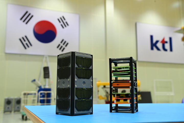 [진주=뉴시스]진주시, 초소형 인공위성 진주샛 원비(JINJUSat-1B) 실물모형.(사진=진주시 제공).2025.10.14.photo@newsis.com *재판매 및 DB 금지