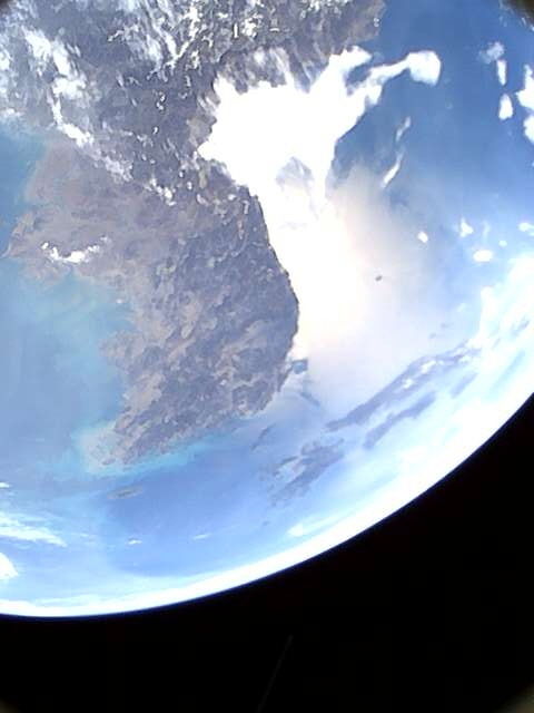 [진주=뉴시스]진주시, 초소형 인공위성 'JINJUSat-1B'에서 촬영한 한반도 모습.(사진=진주시 제공).2025.10.14.photo@newsis.com *재판매 및 DB 금지