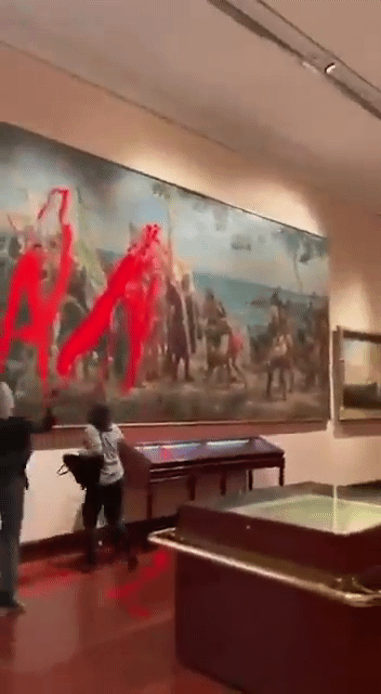 [뉴시스] 반달리즘 환경운동가들이 콜롬버스 벽화에 페인트를 던지는 모습. (사진=엘 파이스) 2025.10.13. *재판매 및 DB 금지